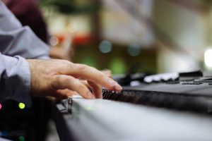 Piano leren spelen op keyboard 